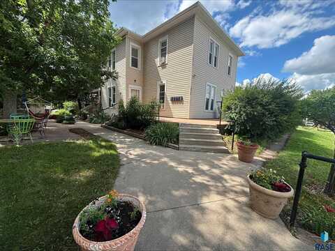 1035 N Spring Ave, Sioux Falls, SD 57104