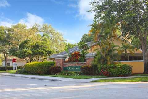 9271 Arborwood Cir, Davie, FL 33328