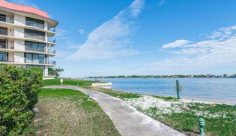 7020 Half Moon Circle, Hypoluxo, FL 33462