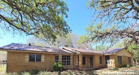 825 County Road 320, Floresville, TX 78114