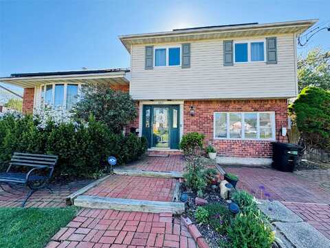 662 Interlaken Lane, North Babylon, NY 11703