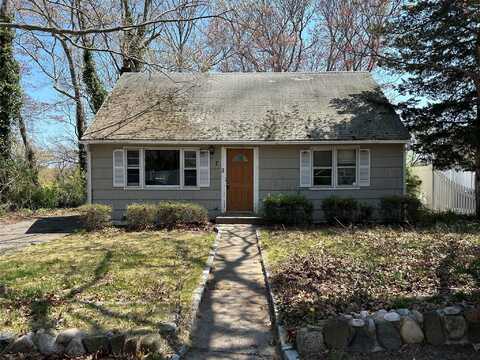7 Seacliff Road, Sound Beach, NY 11789