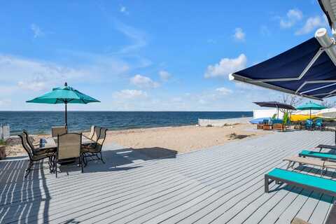 20 Greenwich Avenue, Bayville, NY 11709
