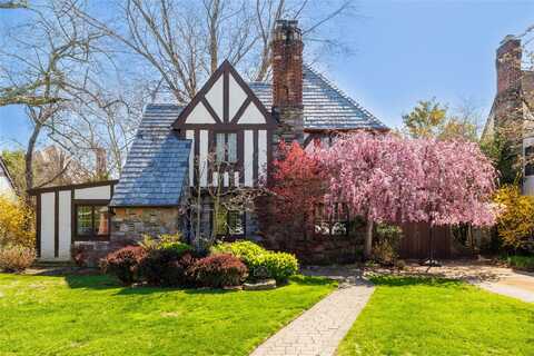 31 Rugby Road, Rockville Centre, NY 11570