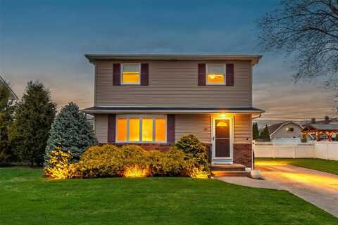 61 Parma Road, Island Park, NY 11558
