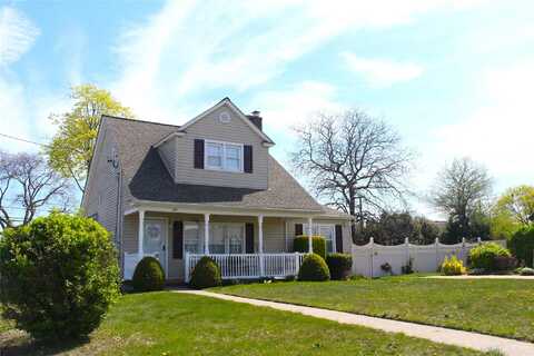 104 Riviera Parkway, Lindenhurst, NY 11757
