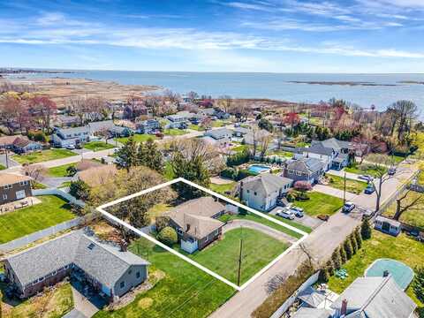 35 Idle Hour Road, Oakdale, NY 11769