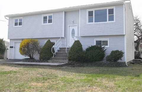 830 N Clinton Avenue, Lindenhurst, NY 11757