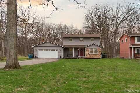 13196 TORREY Road, Fenton, MI 48430