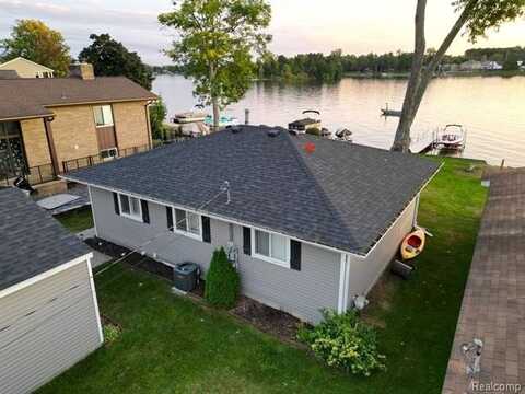 8318 WOODLAND SHORE DRIVE Drive, Brighton, MI 48114
