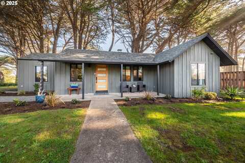 390 4TH ST, Bandon, OR 97411