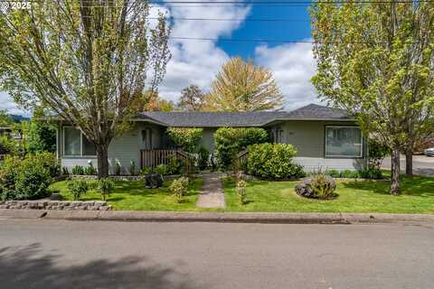 512 W CENTER ST, Roseburg, OR 97471