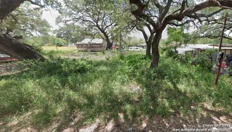 808 Chapa, Devine, TX 78016