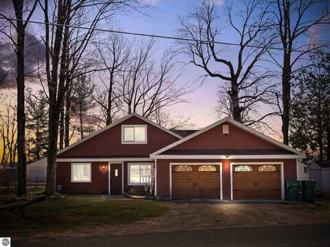 3107 W Lake Mitchell Drive, Cadillac, MI 49601