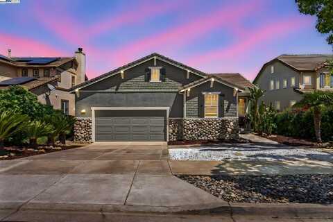 96 E Country Club Dr, Brentwood, CA 94513