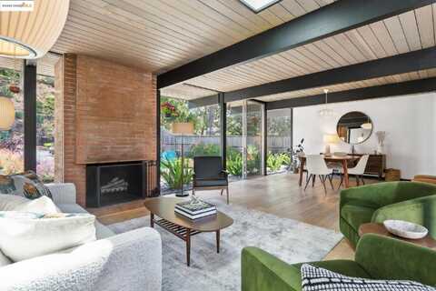 8156 Coach Dr, Oakland, CA 94605