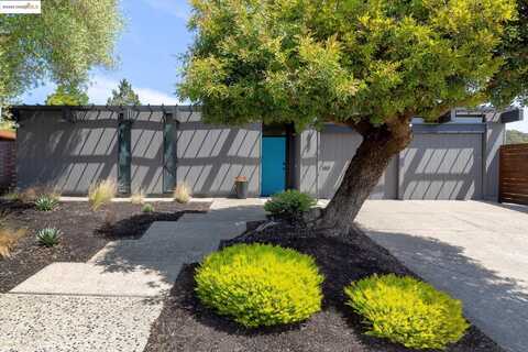 8156 Coach Dr, Oakland, CA 94605