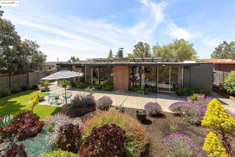 8156 Coach Dr, Oakland, CA 94605