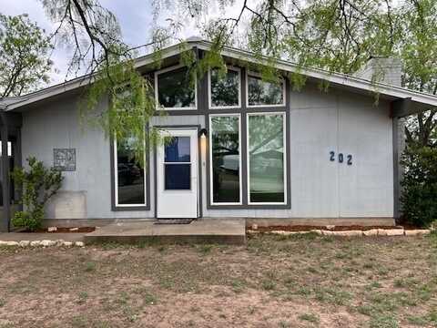 202 Loop Dr, Brady, TX 76825