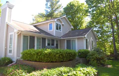 417 Francis St, Saugatuck, MI 49453