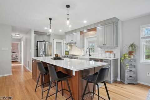 2 E Ridge Rd, Mendham, NJ 07945