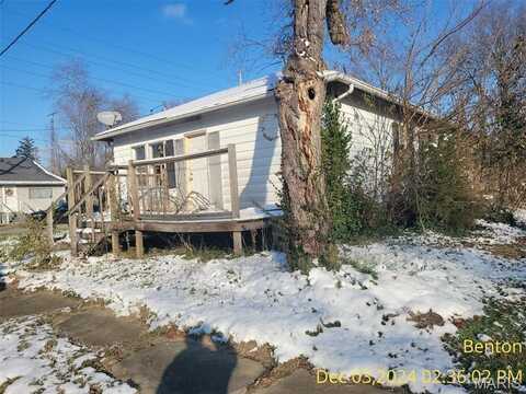 810 Highland St, Benton, IL 62812