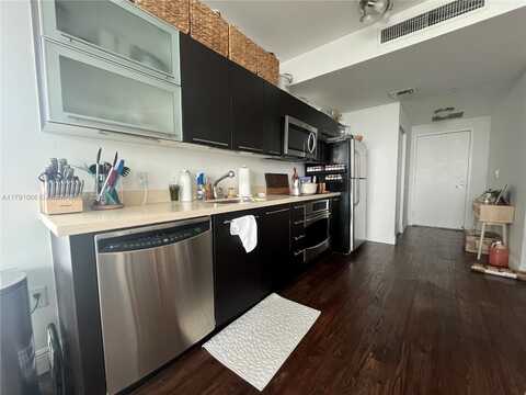 90 SW 3rd St, Miami, FL 33130