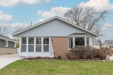 2229 N 115th St, Wauwatosa, WI 53226