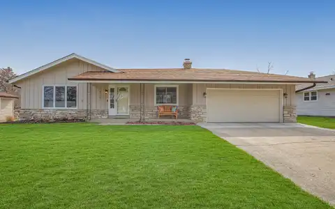 6134 S 38th St, Greenfield, WI 53221