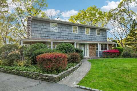 4 Penn Court, Dix Hills, NY 11746