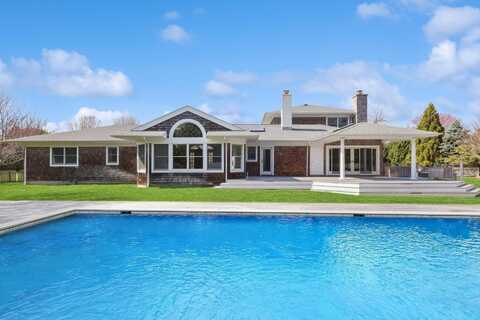 8 Niamogue Lane, Quogue, NY 11959