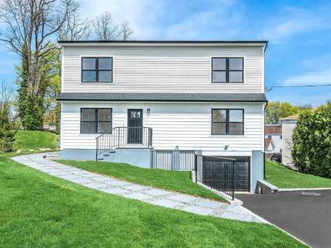 6 Lee Gray Court, Glen Cove, NY 11542