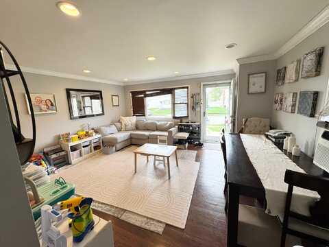 93 E End Avenue, Hicksville, NY 11801