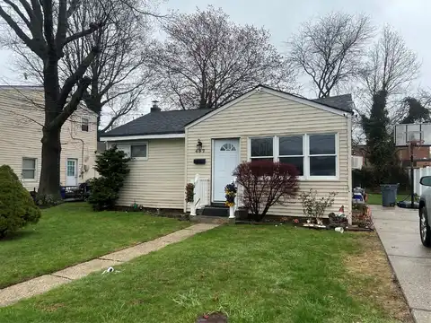 457 N Monroe Avenue, Lindenhurst, NY 11757