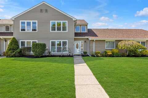 49 Crescent Circle, Holbrook, NY 11741