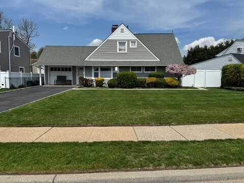 18 Ripple Lane, Levittown, NY 11756