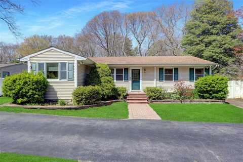 7 Fisk Road, Holtsville, NY 11742