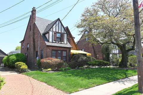 186 Brixton Road S, Garden City South, NY 11530