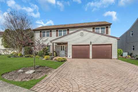 4 Toni Ann Circle, Plainview, NY 11803