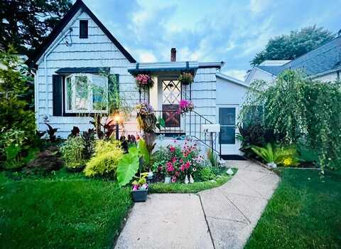 16 Elinor Place, Freeport, NY 11520