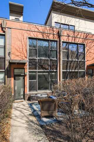 925 N Howe Street, Chicago, IL 60610