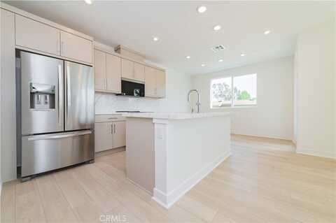 687 S Lyon St, Santa Ana, CA 92705