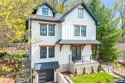 9 Palmer Place, Leonia, NJ 07605