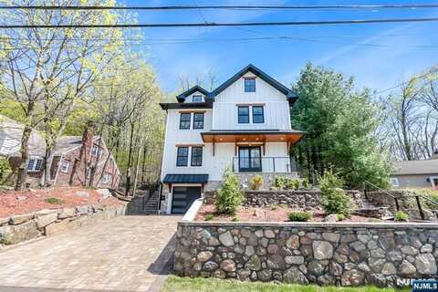 9 Palmer Place, Leonia, NJ 07605