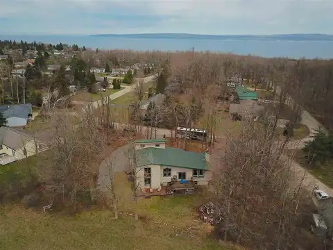 1178 Woodland Dr., Petoskey, MI 49770