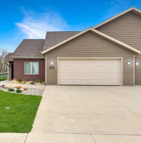 306 Prairie Bluff Dr, Sergeant Bluff, IA 51054