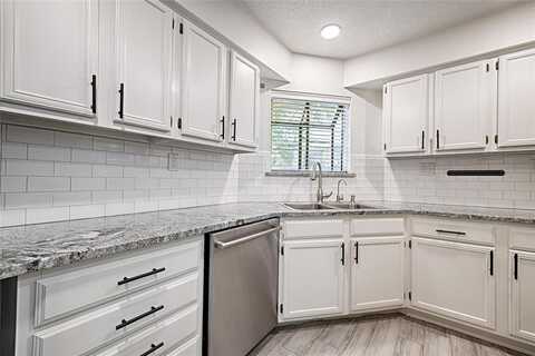 16301 Ledgemont Lane, Addison, TX 75001