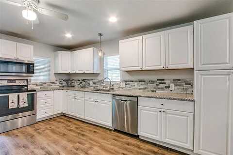 605 N Snyder Avenue, Justin, TX 76247