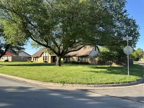930 W Russell Avenue, Bonham, TX 75418