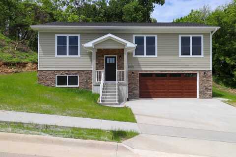 2945 Helen Ridge Court, Dubuque, IA 52001
